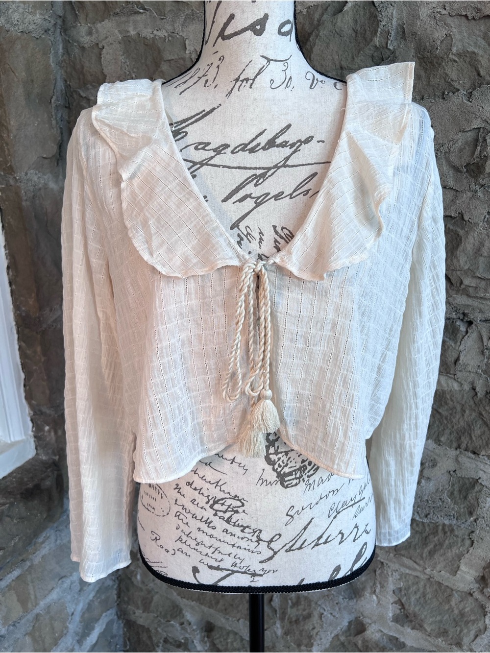 EUC Zara size M Bohemian Ruffle Tie-Front Women's Top in Cream